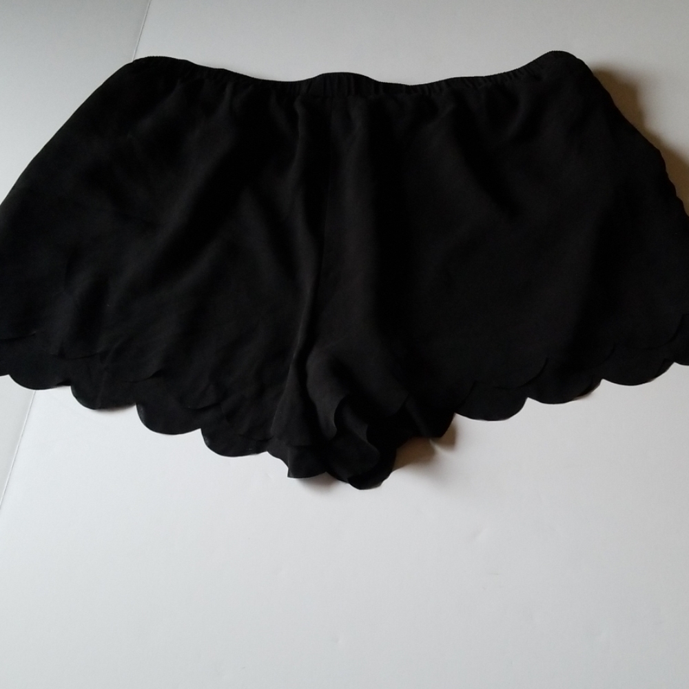 Scallop Hem Shorts View 4